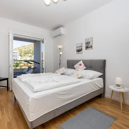 Apartament 2 Bedroom Beautiful In Seget Donji