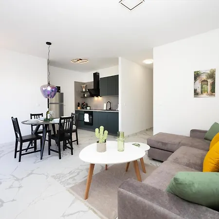 2 Bedroom Beautiful In Seget Donji * 트로기르