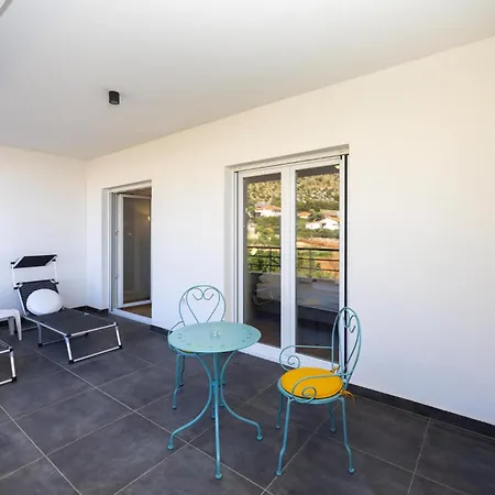 2 Bedroom Beautiful In Seget Donji * Trogir