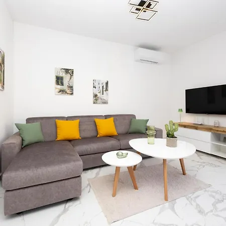 아파트 2 Bedroom Beautiful In Seget Donji