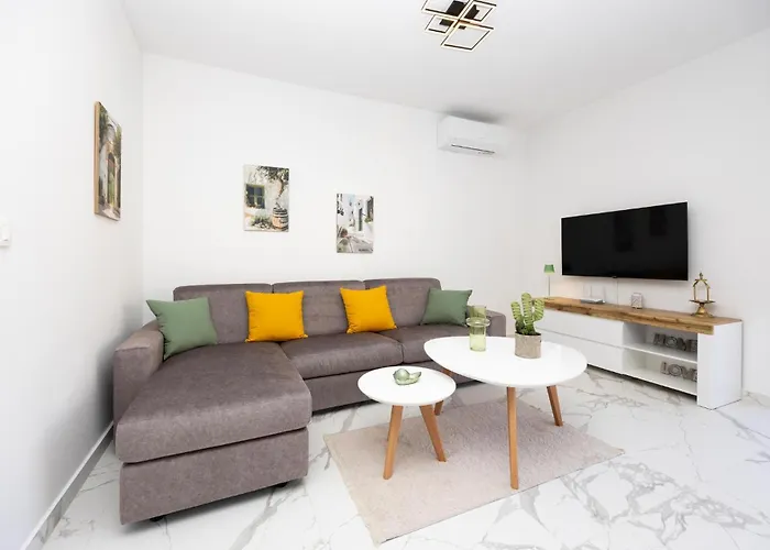 Lägenhet 2 Bedroom Beautiful In Seget Donji
