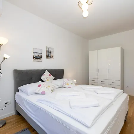 2 Bedroom Beautiful In Seget Donji Τρογκίρ