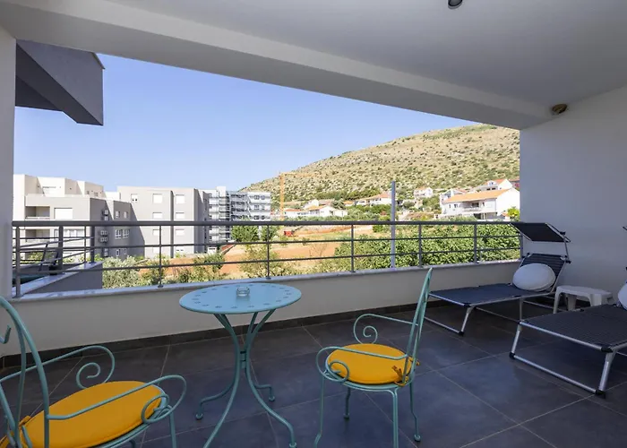 Appartement 2 Bedroom Beautiful In Seget Donji