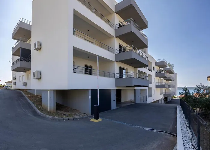 Appartement 2 Bedroom Beautiful In Seget Donji Trogir